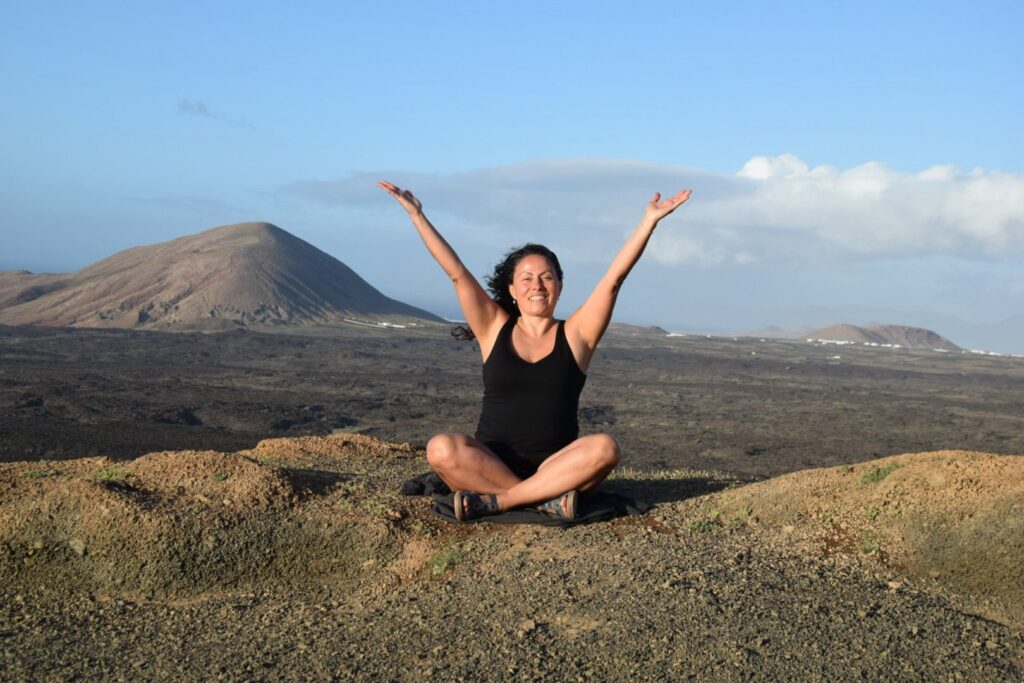 zdjecie Kasi Forest na tle wulkanu na Lanzarote